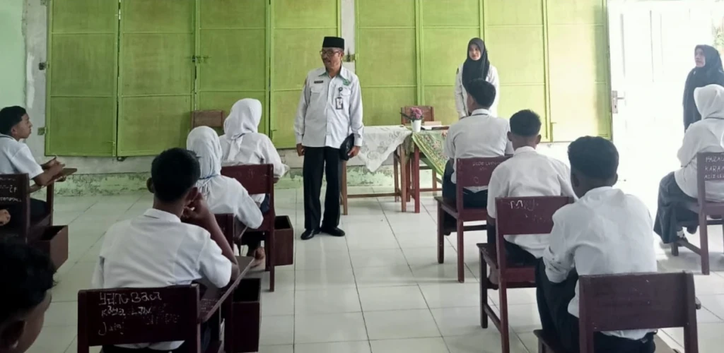 Kasi Pendidikan Islam Kemenag Maluku Tengah Monitoring Ujian Madrasah di MTsN 6 Maluku Tengah