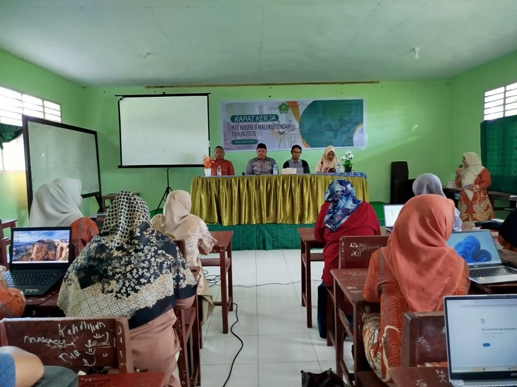 Kepala Kantor Kemenag Kabupaten Maluku Tengah Buka Bimbingan Teknis Pengelolaan Website Madrasah di MTsN 6 Maluku Tengah